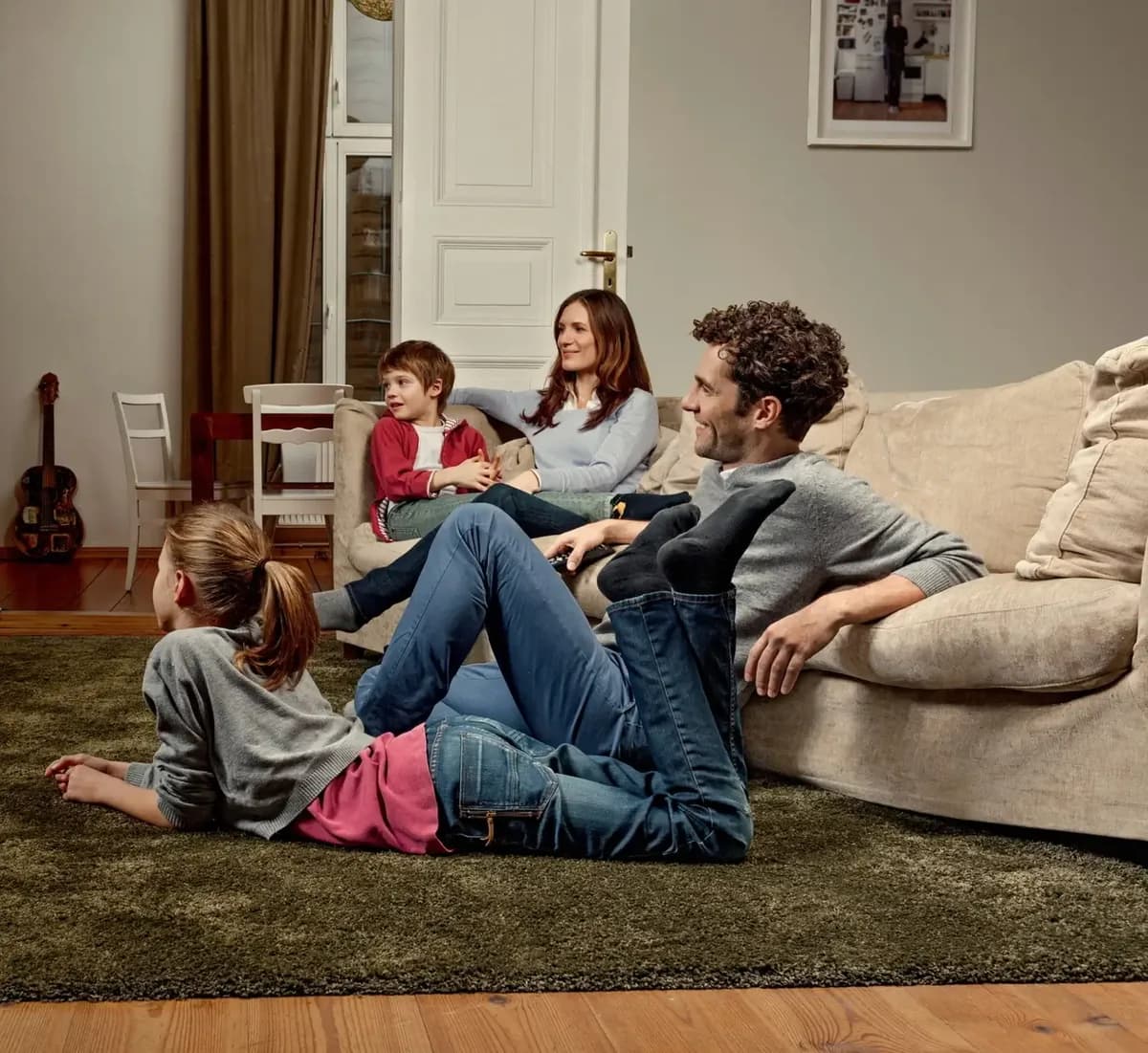 Une famille regarde la télévision ensemble dans son salon